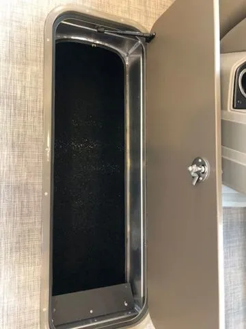 Slide: The Image of Sun Tracker PB 22RF XP3 2025 - 13