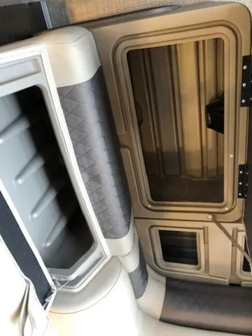 Slide: The Image of Sun Tracker PB 22RF XP3 2025 - 15