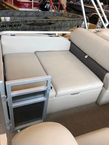 Slide: The Image of Sun Tracker PB 22RF XP3 2025 - 27