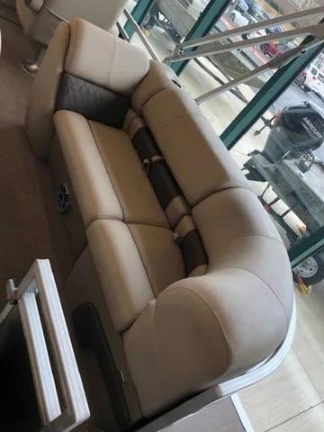 Slide: The Image of Sun Tracker PB 22RF XP3 2025 - 29