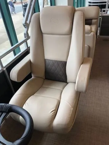 Slide: The Image of Sun Tracker PB 22RF XP3 2025 - 32