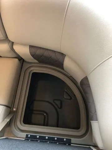 Slide: The Image of Sun Tracker PB 22RF XP3 2025 - 36