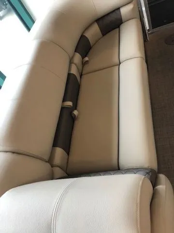 Slide: The Image of Sun Tracker PB 22RF XP3 2025 - 40