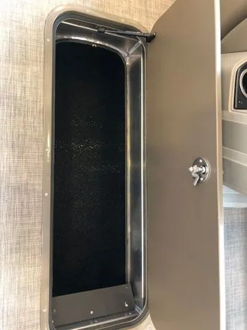 Slide: The Image of Sun Tracker PB 22RF XP3 2025 - 48