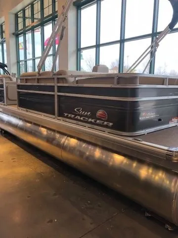 Slide: The Image of Sun Tracker PB 22RF XP3 2025 - 59