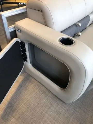 Slide: The Image of Sun Tracker PB 22RF XP3 2025 - 8