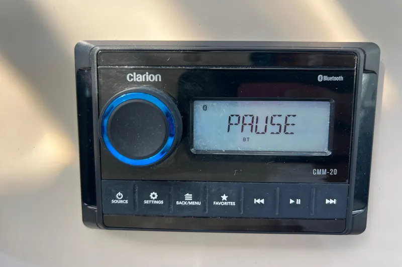 Slide: The Image of Clarion CMM-20 Bluetooth stereo on 2005 Sea Ray Sundancer 350, displaying "Pause". - 27