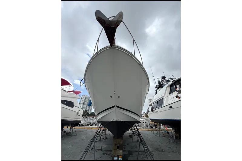 Slide: The Image of 2009 Sea Ray Sundancer 350 yacht on dry dock, viewed from the front. - 47