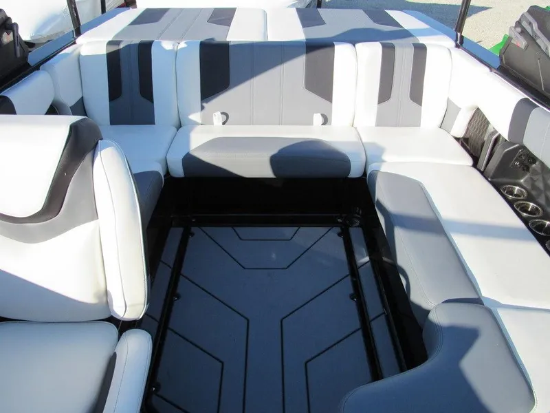 Slide: The Image of Malibu Wakesetter 21 LX 2023 - 12