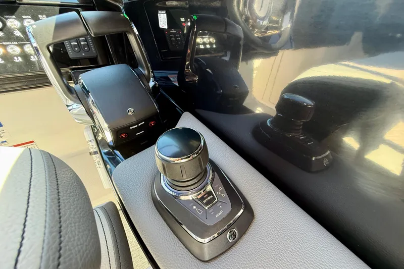 Slide: The Image of Control console of the 2025 Sea Ray SLX 280 Outboard. - 38