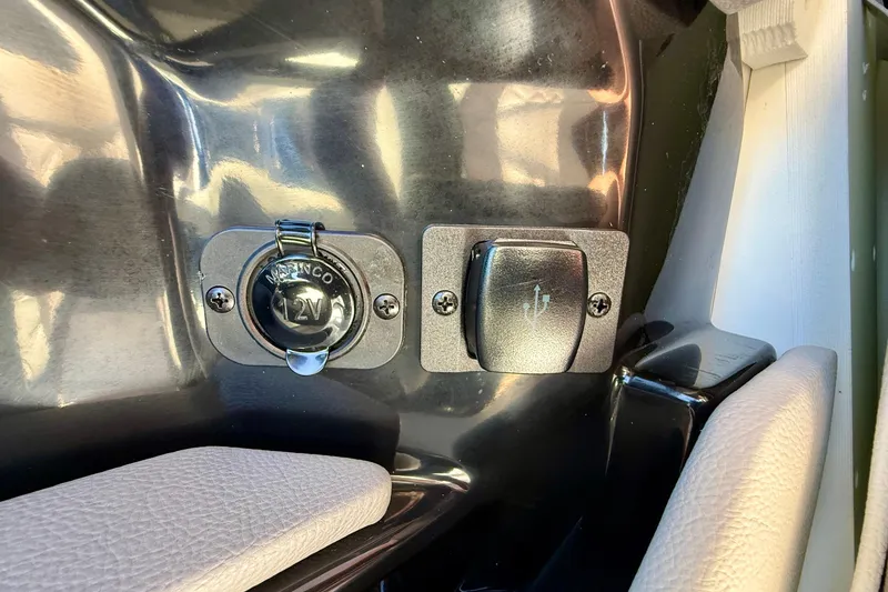 Slide: The Image of 2025 Sea Ray SLX 280 Outboard, 12V and USB ports. - 39