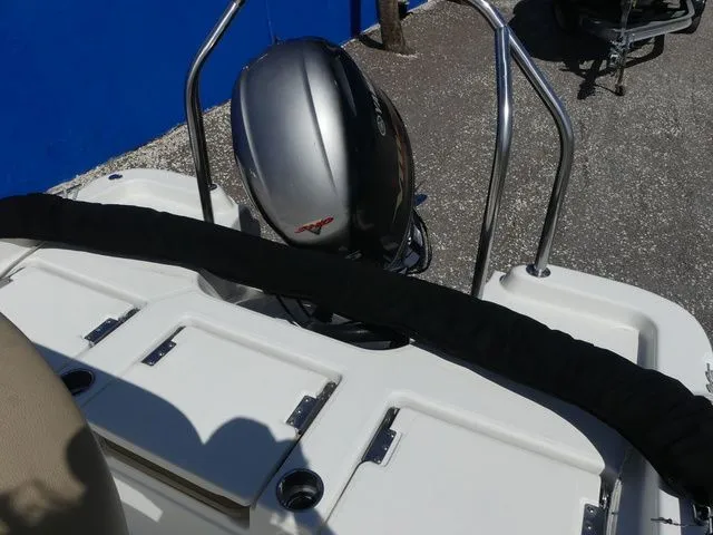 Slide: The Image of NauticStar 211 Angler 2018 - 16