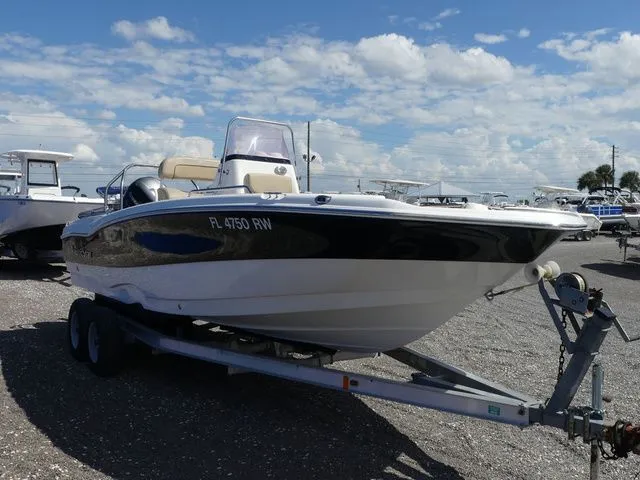 Slide: The Image of NauticStar 211 Angler 2018 - 3