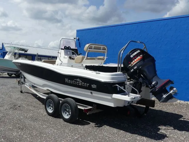 Slide: The Image of NauticStar 211 Angler 2018 - 6