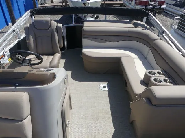 Slide: The Image of Bennington 20 SLX 2019 - 12