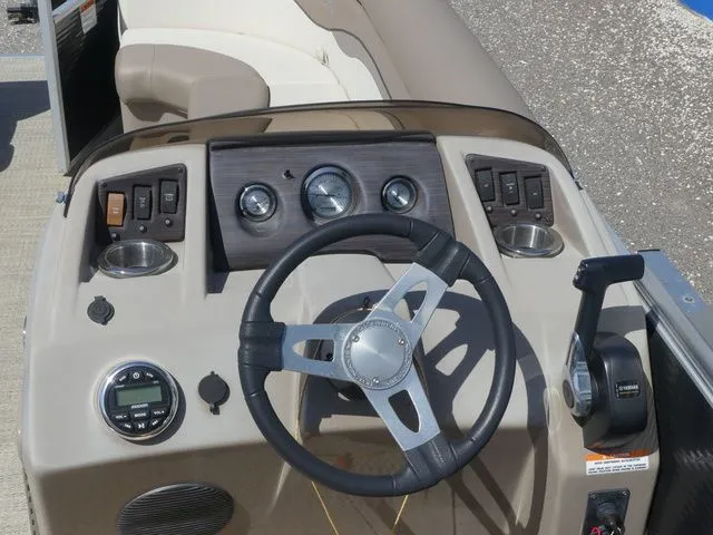 Slide: The Image of Bennington 20 SLX 2019 - 14