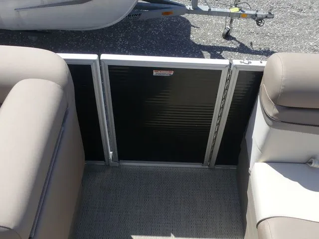 Slide: The Image of Bennington 20 SLX 2019 - 16