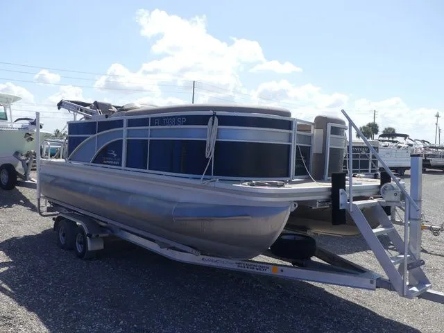 Slide: The Image of Bennington 20 SLX 2019 - 3