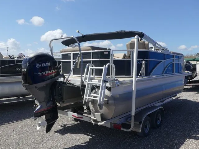 Slide: The Image of Bennington 20 SLX 2019 - 4