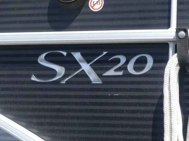 Slide: The Image of Bennington 20 SLX 2019 - 8