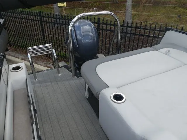 Slide: The Image of Avalon Catalina Versatile Rear Bench 23 FT 2021 - 4