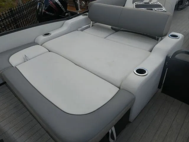 Slide: The Image of Avalon Catalina Versatile Rear Bench 23 FT 2021 - 5