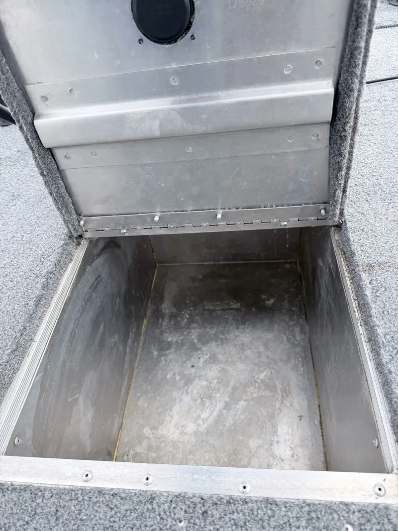 Slide: The Image of Tracker Pro 170 2021 - 12