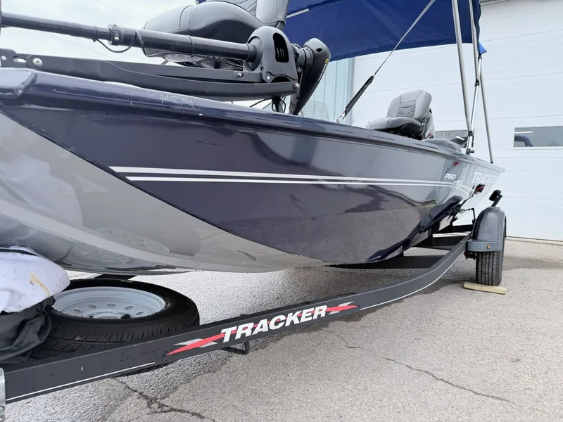 Slide: The Image of Tracker Pro 170 2021 - 13