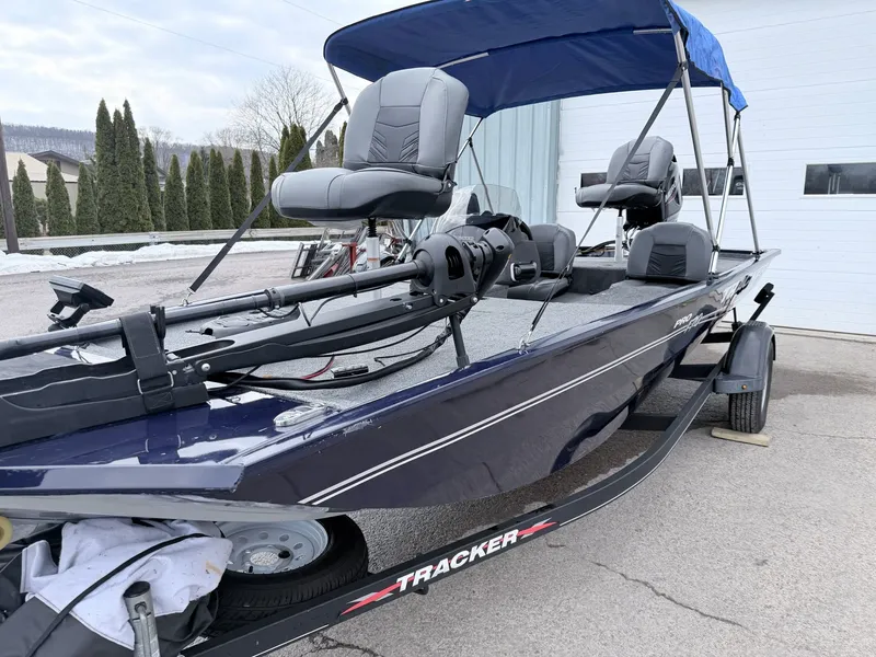 Slide: The Image of Tracker Pro 170 2021 - 25