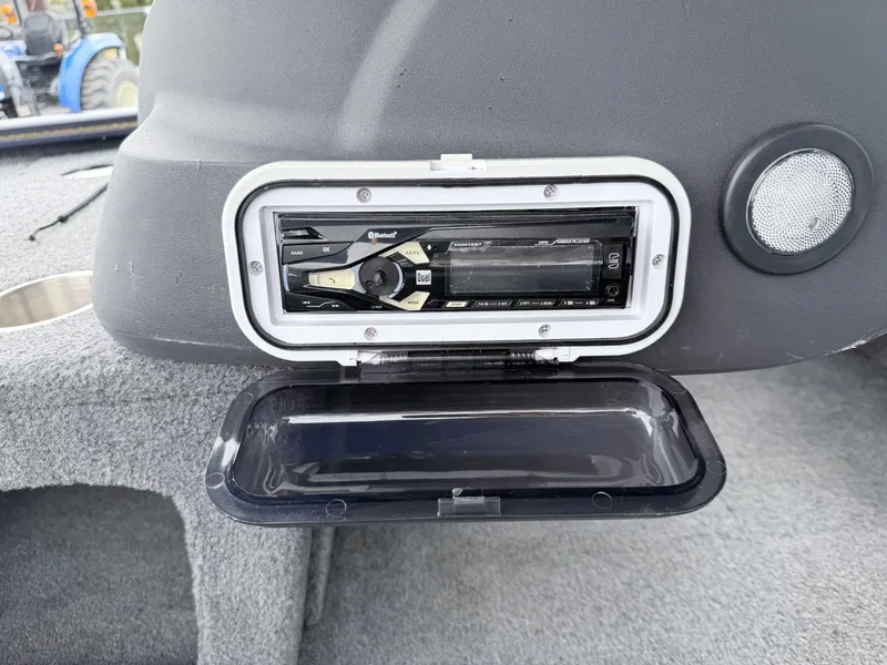 Slide: The Image of Tracker Pro 170 2021 - 27