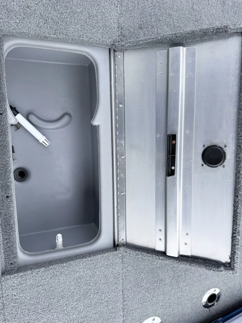 Slide: The Image of Tracker Pro 170 2021 - 31