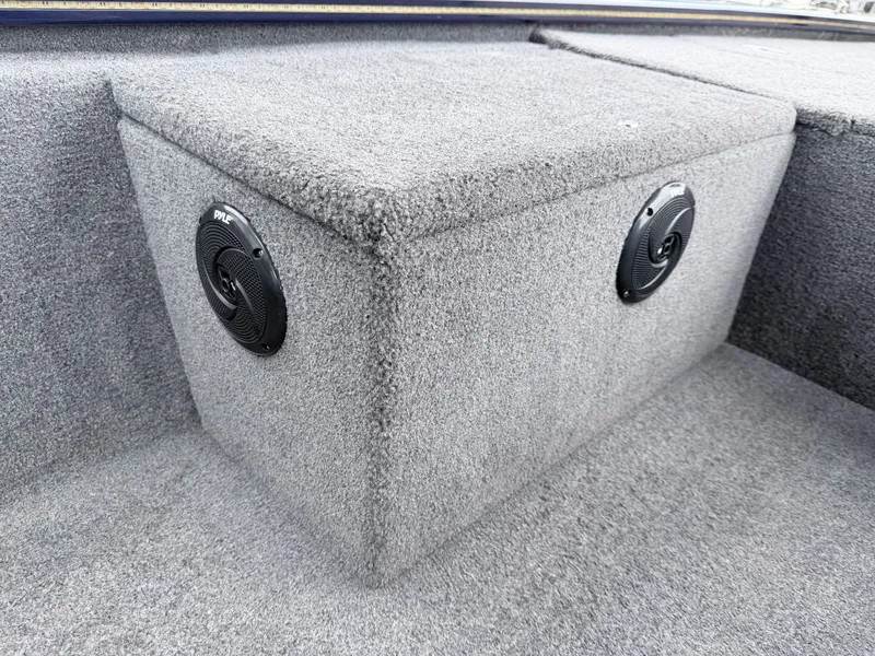 Slide: The Image of Tracker Pro 170 2021 - 33