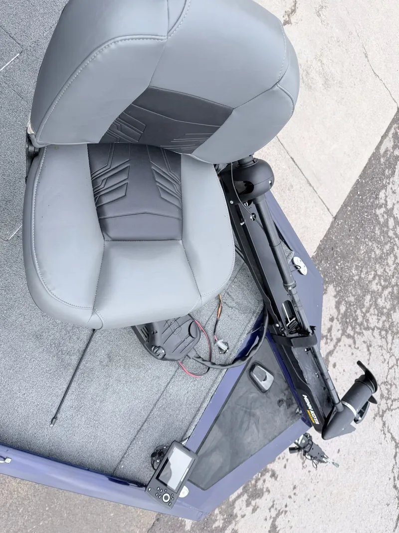 Slide: The Image of Tracker Pro 170 2021 - 35