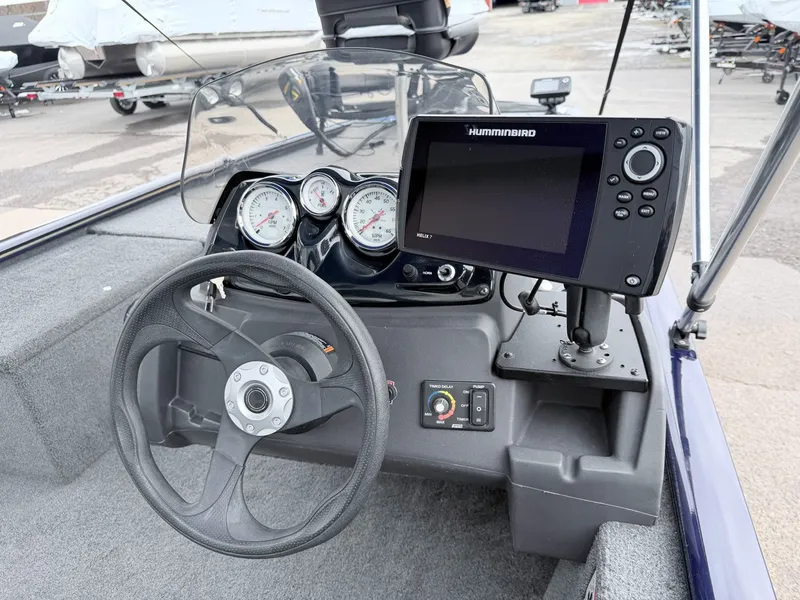 Slide: The Image of Tracker Pro 170 2021 - 5