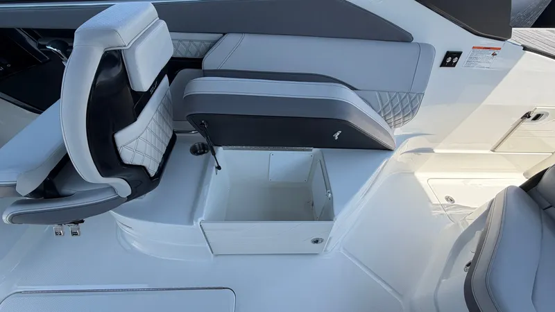 Slide: The Image of Sea Ray SLX 260 Outboard 2026 - 23