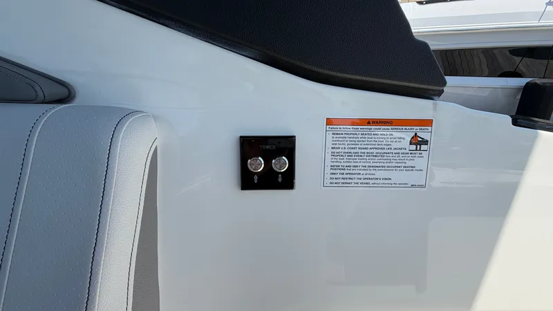 Slide: The Image of Sea Ray SLX 260 Outboard 2026 - 25