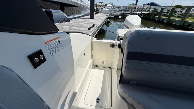 Slide: The Image of Sea Ray SLX 260 Outboard 2026 - 16