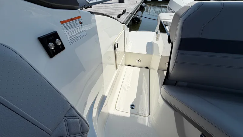 Slide: The Image of Sea Ray SLX 260 Outboard 2026 - 15