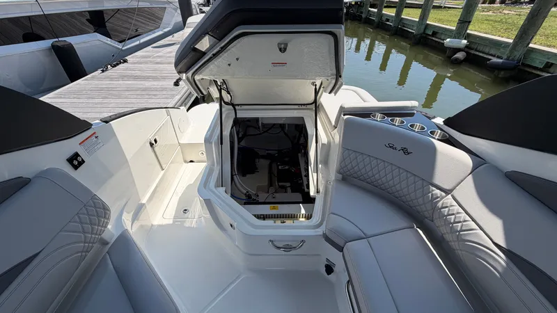 Slide: The Image of Sea Ray SLX 260 Outboard 2026 - 19
