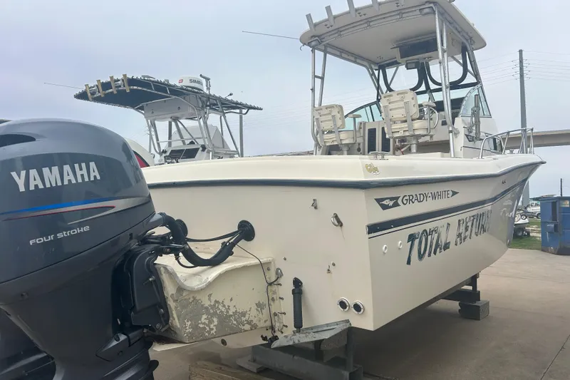 Slide: The Image of 1992 Grady-White Sailfish 252 boat with Yamaha four-stroke engine on display. - 2