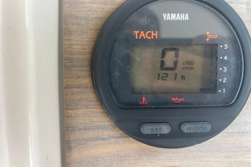 Slide: The Image of Yamaha tachometer displaying 121 hours on a 1992 Grady-White Sailfish 252 boat. - 22