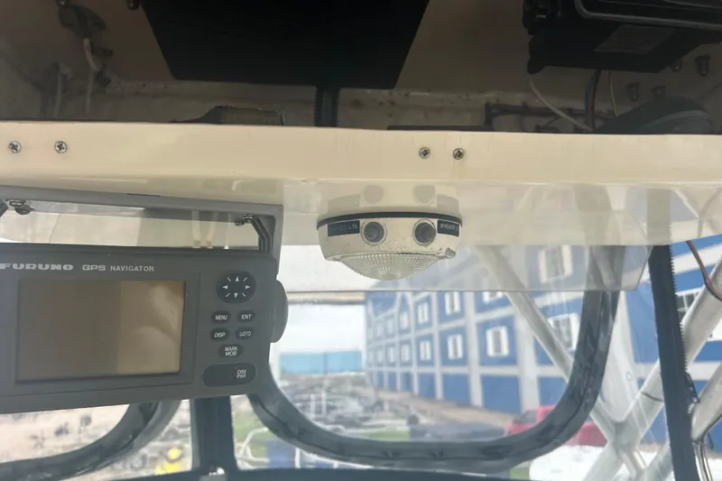 Slide: The Image of 1992 Grady-White Sailfish 252 boat with Furuno GPS navigator and speaker system. - 27