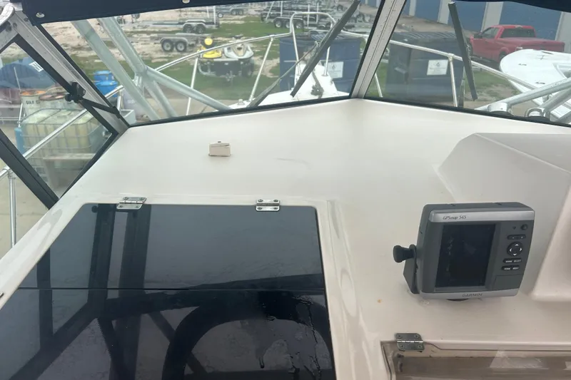 Slide: The Image of 1992 Grady-White Sailfish 252 boat cockpit with Garmin GPS device. - 31