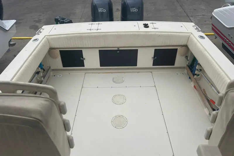 Slide: The Image of 1992 Grady-White Sailfish 252 boat interior with Yamaha 150 engines, spacious deck. - 7