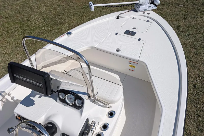 Slide: The Image of 2015 Mako 18 LTS boat interior with Humminbird electronics and seating. - 10