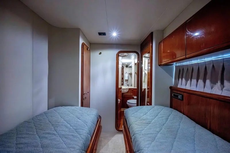 Slide: The Image of Luxurious 1997 Ferretti Yachts 650 cabin with twin beds and ensuite bathroom. - 39