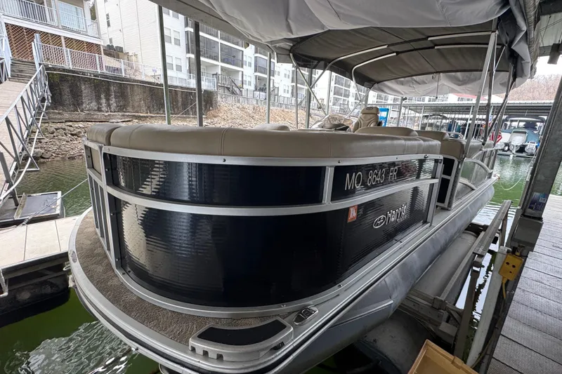 The Image of 2010 Harris Grand Mariner 250 pontoon boat docked in a marina. - 0