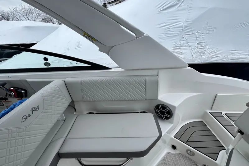 Slide: The Image of Sea Ray SDX 250 Outboard 2026 - 16
