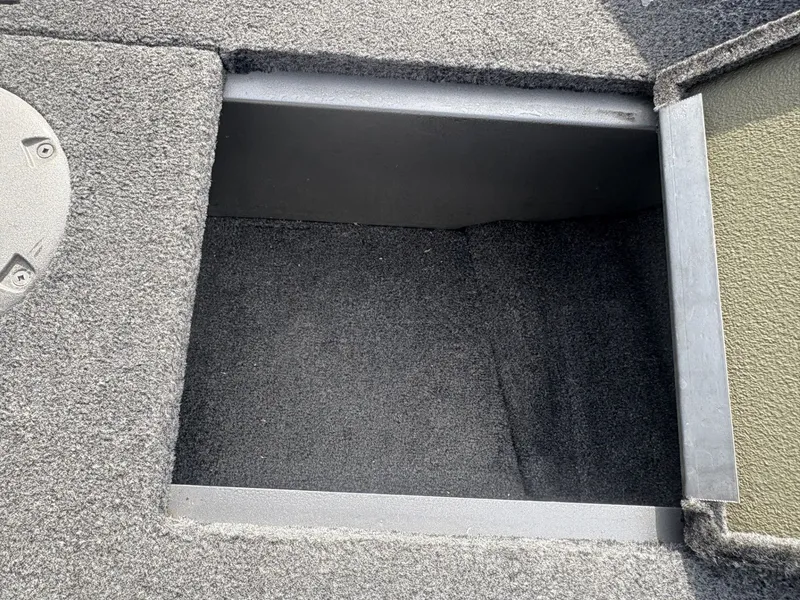 Slide: The Image of Crestliner Fish Hawk 1600 2010 - 16