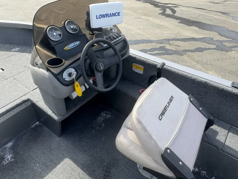 Slide: The Image of Crestliner Fish Hawk 1600 2010 - 17